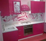 Розовая угловая кухня с пленочными фасадами и каменной мойкой на заказ